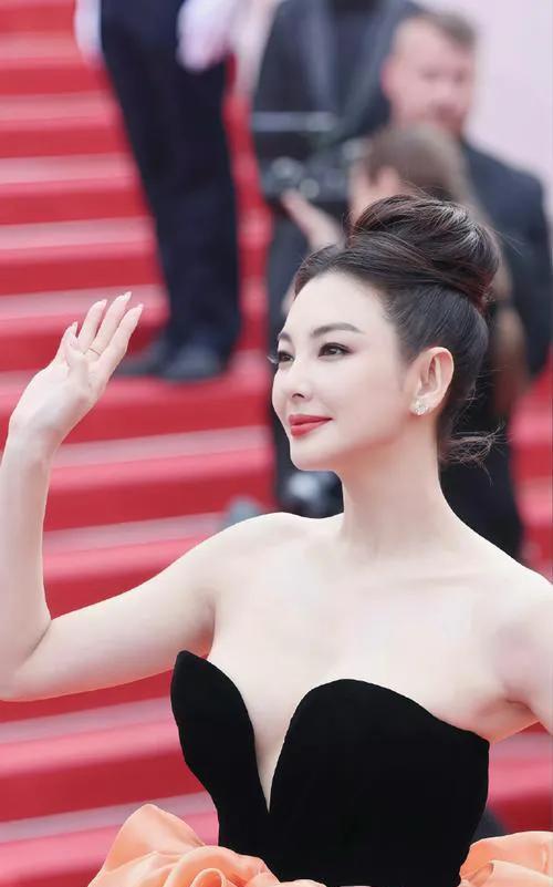 张雨绮谈新剧《绽放的许开心》
张雨绮在新剧《绽放的许开心》中饰演单亲妈妈许开心，