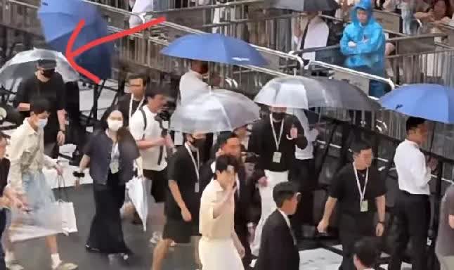 大头挥挥手离开了活动现场，
人群中有一个人很特别，
猜得没错，
大头不可能