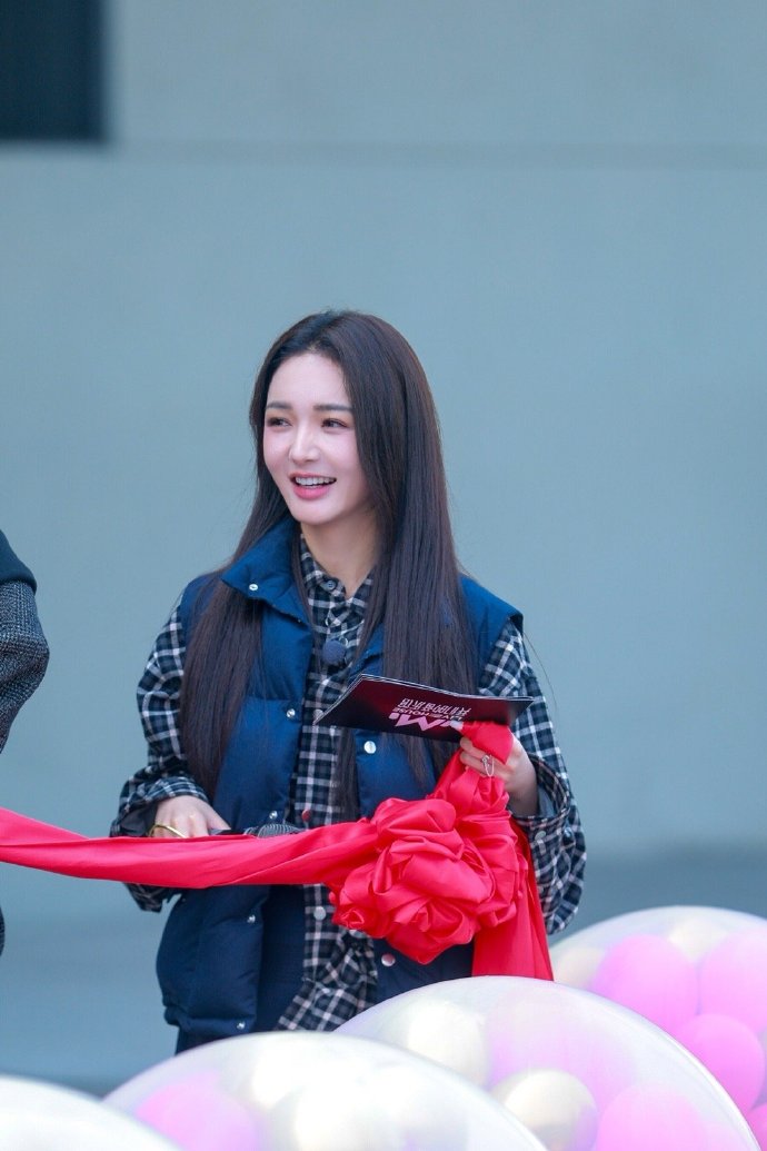 靳梦佳这主持现场也太真实了！场地气球和人闹得一片混乱，她拿着话筒喊话。好险声音都