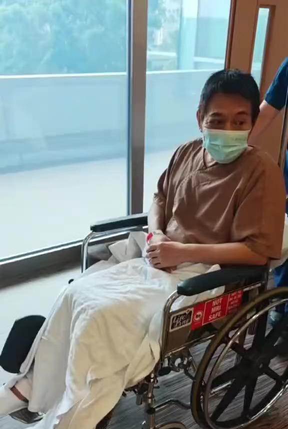李连杰生病了
李连杰身体亮红灯这事儿，让人揪心。说起来，最牵肠挂肚的，可能不是两