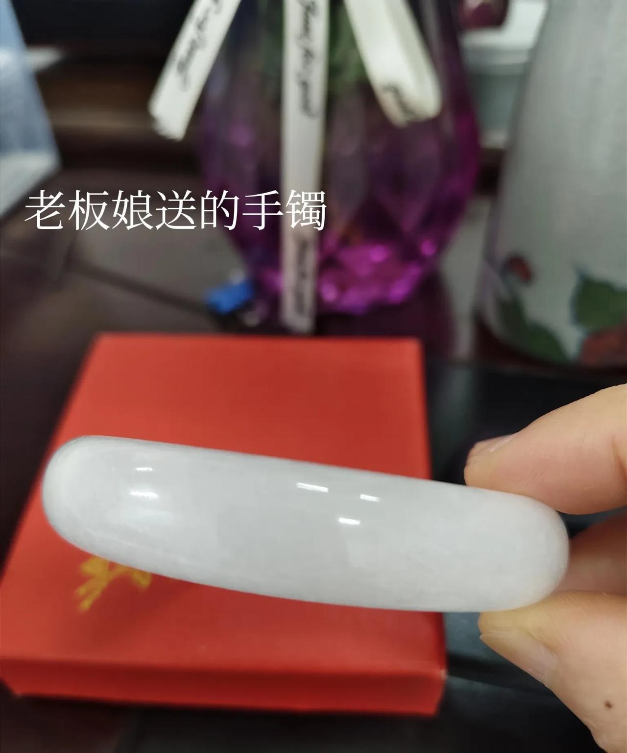 昨天下午，我们公司老板娘突然送给我一个玉手镯。
我说什么也不要，我说，“我哪能收
