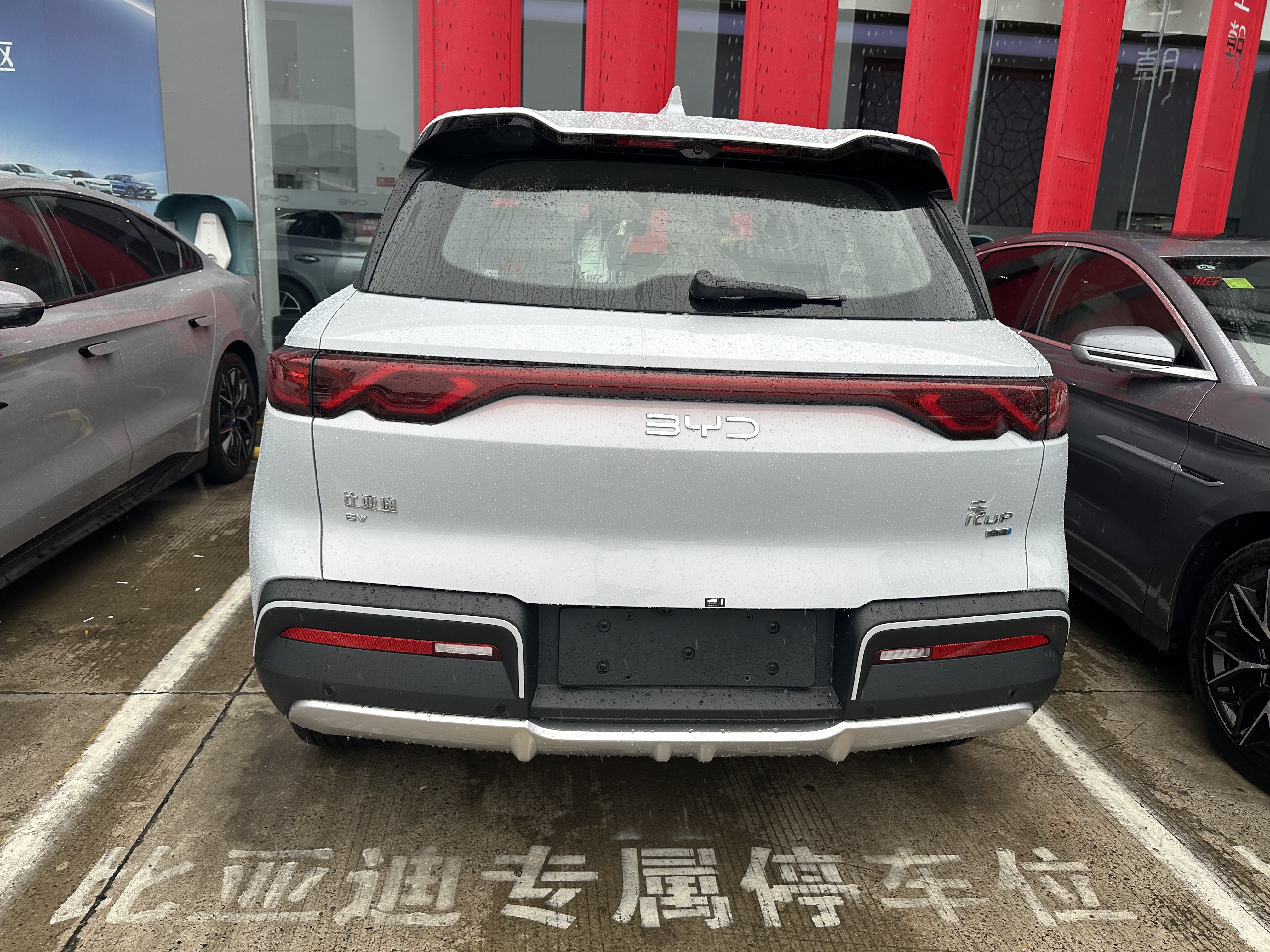 上班通勤单趟28公里，剩余多少电量就要充？老车主给个建议吧？开车喜欢听歌开空调。