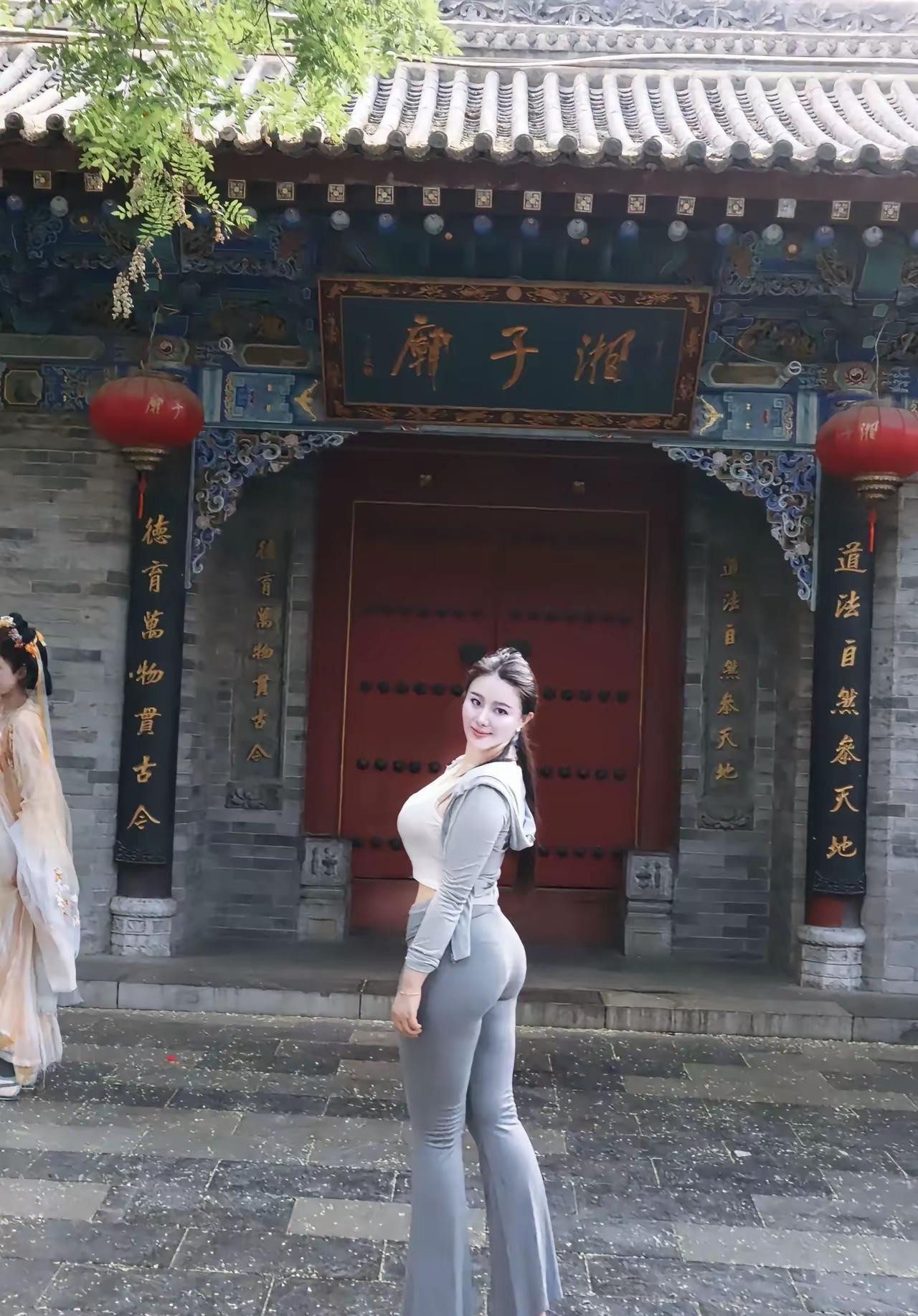 七律·蓦然回首
古阶轻踏韵悠长，庙殿檐边映日光。
浅著罗裳添秀色，斜依朱户惹思量