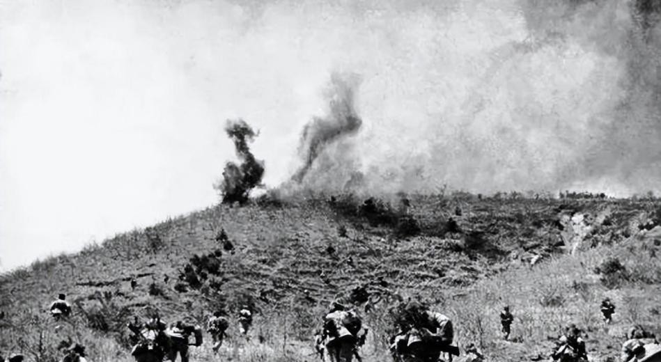 1952年，志愿军正在睡梦中，一战士因燥热睡不着出去巡逻，无意间听到黑夜中传来细