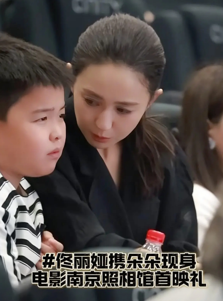 佟丽娅真会生啊！生的这个小朋友和他爹太像了，简直就是缩小版的陈思诚。

9岁朵朵