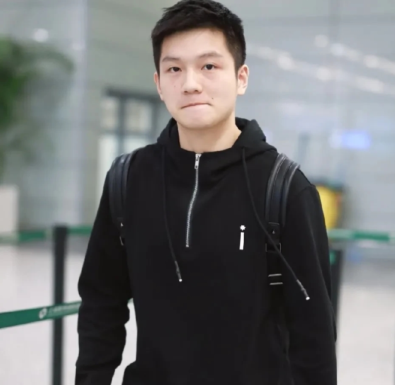 大家发现没有？
樊振东虽然加盟德甲联赛开启留洋生涯，但他根本没放下球拍，反而练得