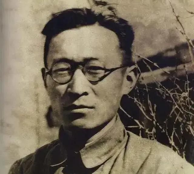 1941年，在苏北1根据地的一间简陋农舍里，39岁的八路军将领黄克诚与23岁的女