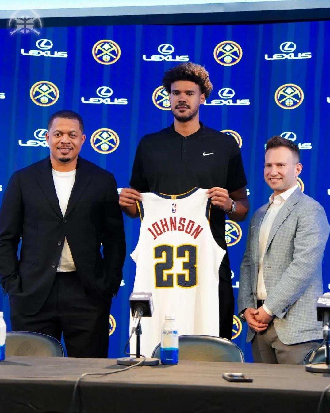 约翰逊展示掘金队23号球衣