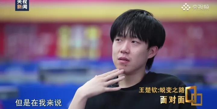 大头你说是不是故意秀你的大长手指头呢。本来专注得听他讲。突然一个又白又长的芊芊手