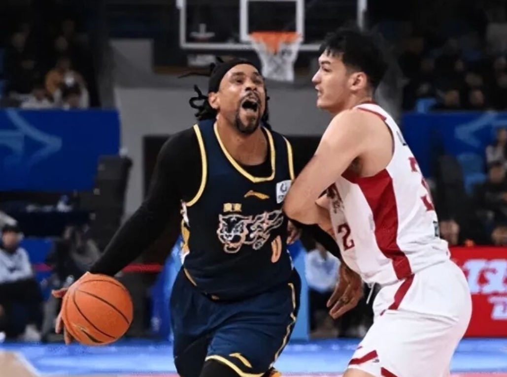 全能老将显价值！萨林杰10+8+6 成山西取胜关键拼图
 
尽管随着年龄增长，萨