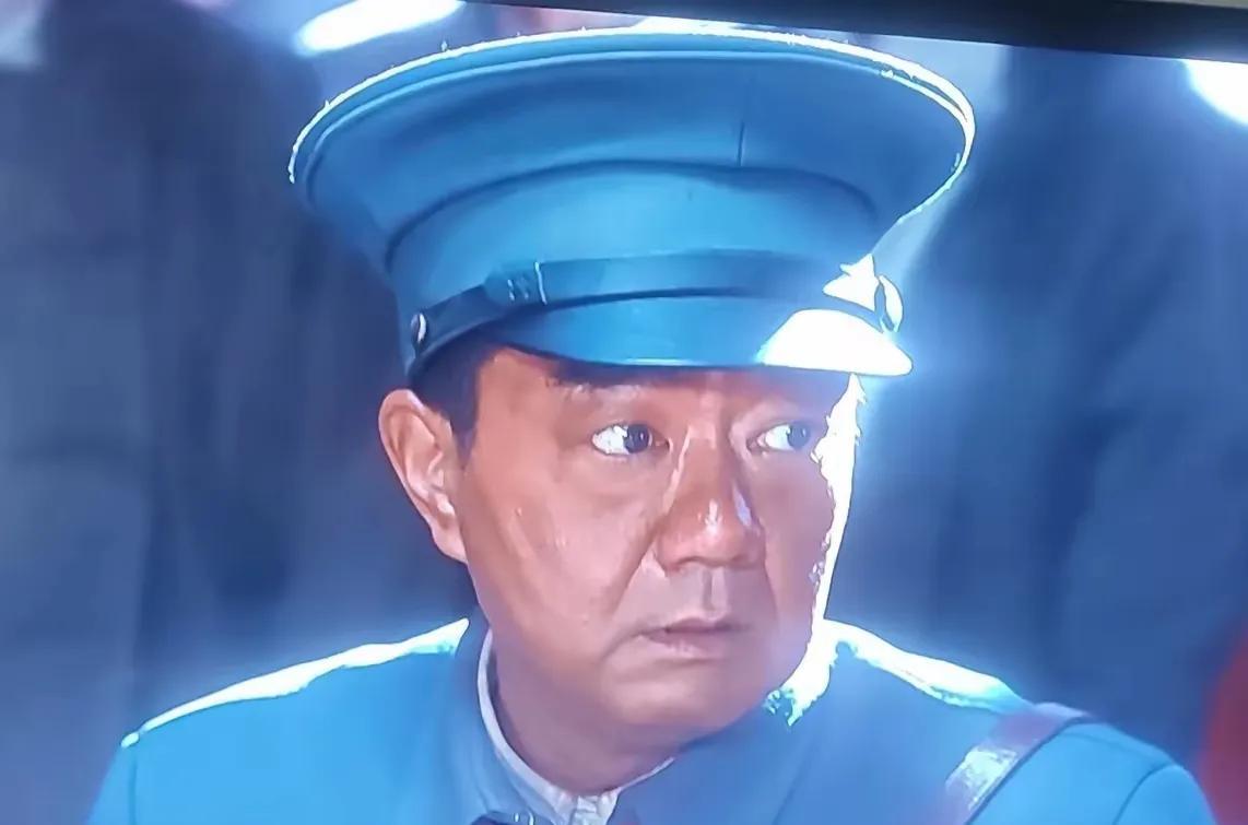 在央8黄金档看到电视剧巜浴血荣光》中的彭大将军是董勇饰演的，感到分外亲切！   