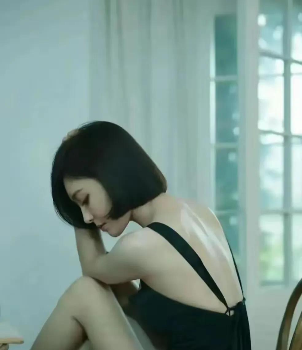 宝子们，45岁的秦岚那身材，简直就是绝呀！也难怪能拿捏小10岁的魏大勋。一袭修身