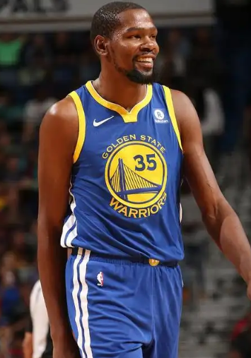 无论是谁杜兰特来勇士前还是离开勇士后，这两个时期，库里对他都是无可置疑的全方位包