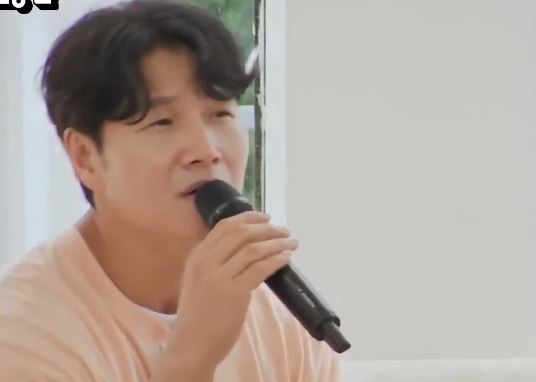 金钟国突然变感性了，在节目中还唱歌了，网友怀疑他恋爱了！
最新一期《runnin