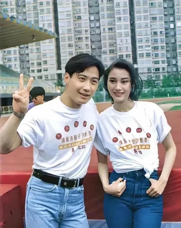 这张照片展现出了黎明和李嘉欣上世纪九十年代参加活动时的情景，那时的两人还都很年轻