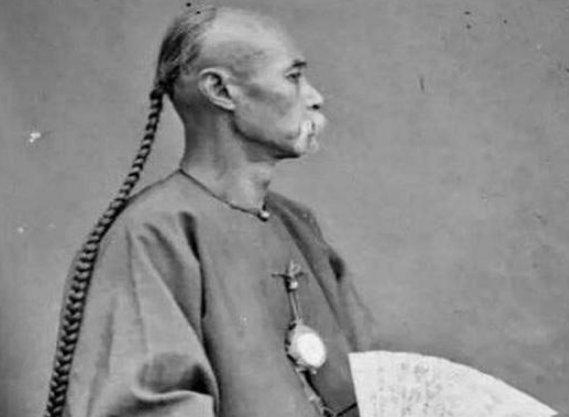 清朝建立时，要人留辫子，很多人不留，说是剃发留辫子对不起祖宗。
清朝灭亡时，要人