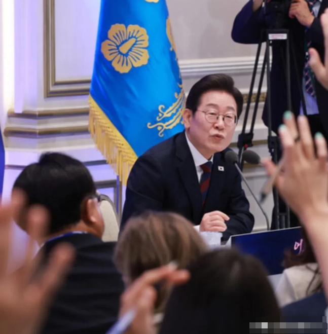李在明记者会借着日本媒体的提问，
在记者会上，再次澄清了关于今年1月初部分保守派