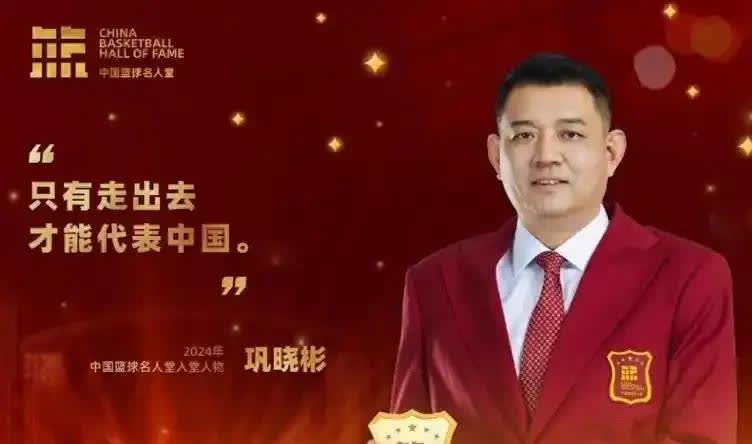 昏黄的灯光下，巩指导斜靠着椅背，注视着山东高速队员低头落寞退场，焦虑和无奈堆满他