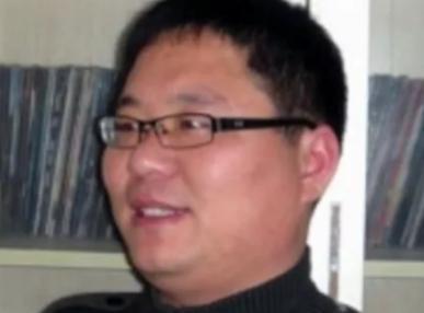 2011年，记者崔松旺长期不洗澡，不刷牙，每天从垃圾桶里捡别人丢弃的食物，坐在路