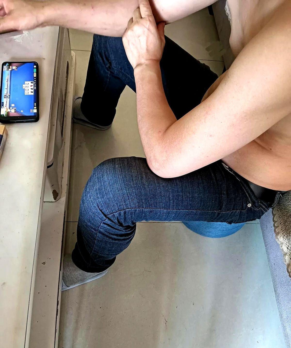 我下午睡了将近俩小时，醒来发现他坐在沙发前玩手机。
他一下午没合眼，这会儿正盯着