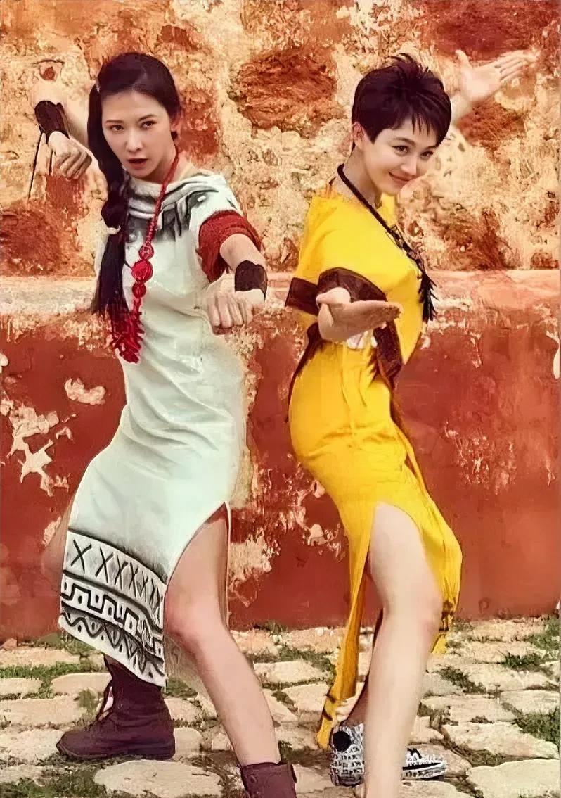 姜妍，百变美女，如晨曦般明媚，千面风华，每一面都令人倾心。她的笑容，能瞬间点亮周