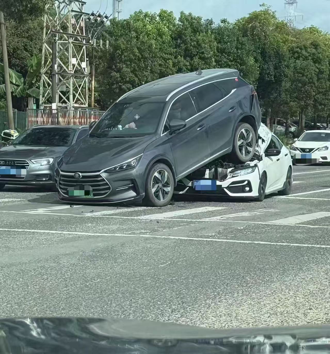 这是怎么上去的？追尾也达不到这种效果吧