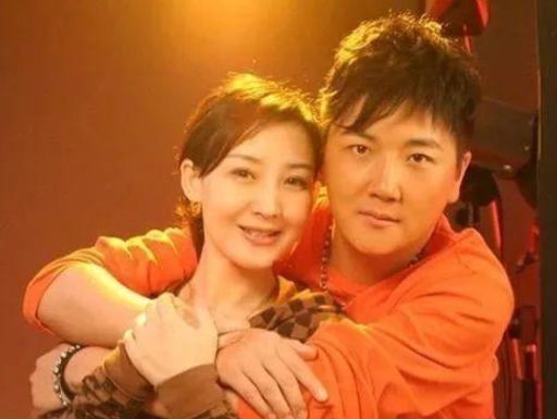 那年，孙楠一意孤行，为了迎娶3婚的潘蔚，他执意和妻子买红妹离婚，买红妹绝望到抑郁