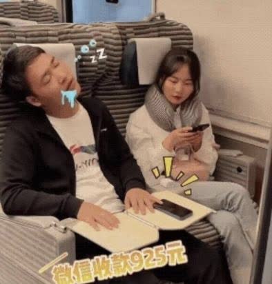 听，高铁上沉睡男子的微信提示音诉说着什么