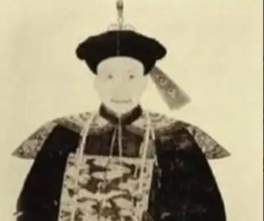 1799年正月十八，北京城笼罩在刺骨的寒意中。狱中的和珅接过嘉庆帝赐下的白绫，临