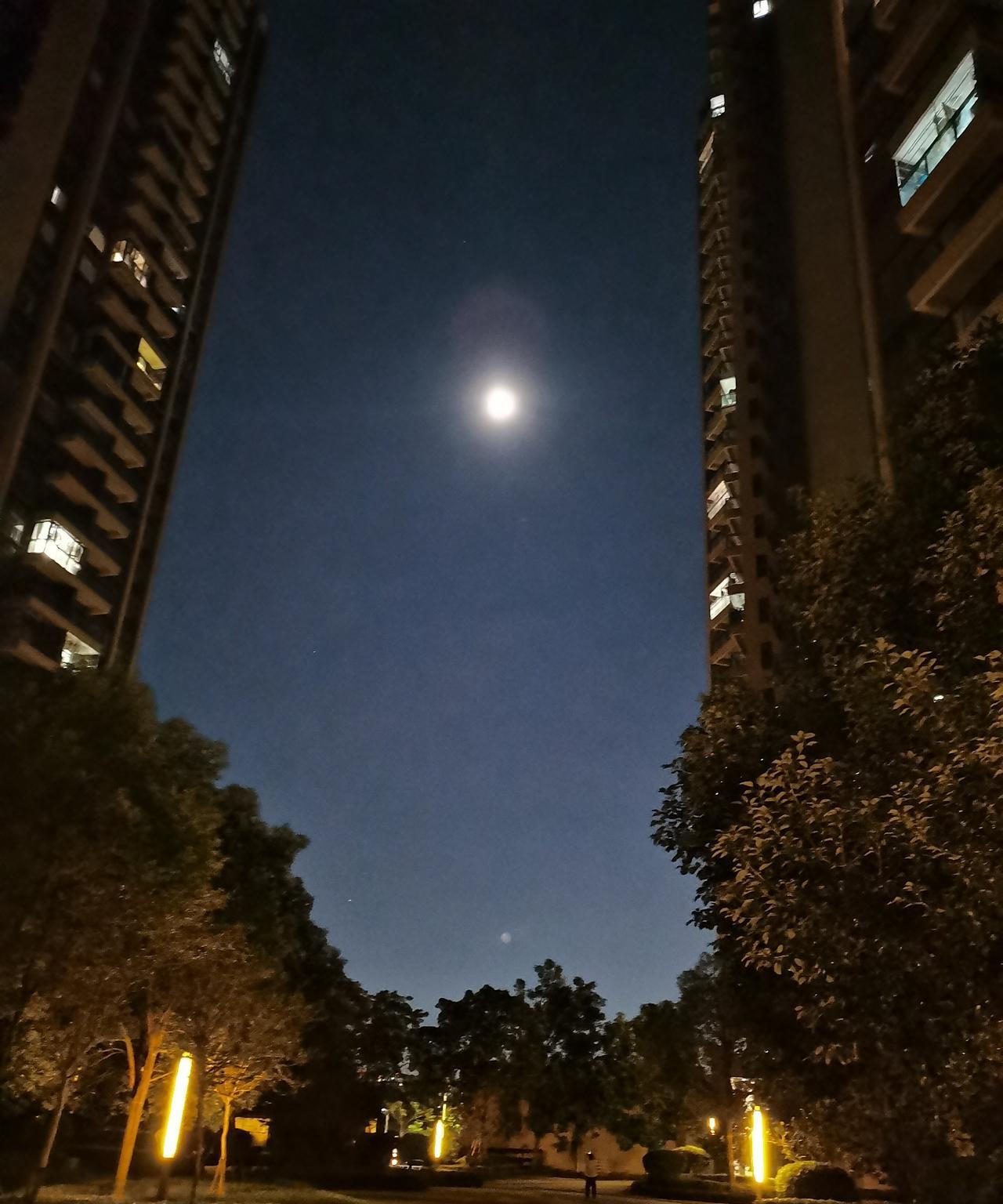 工资一降再降，还能做吗？朋友在福建一家台球室做清洁工，每天去打扫三次，每次一个多