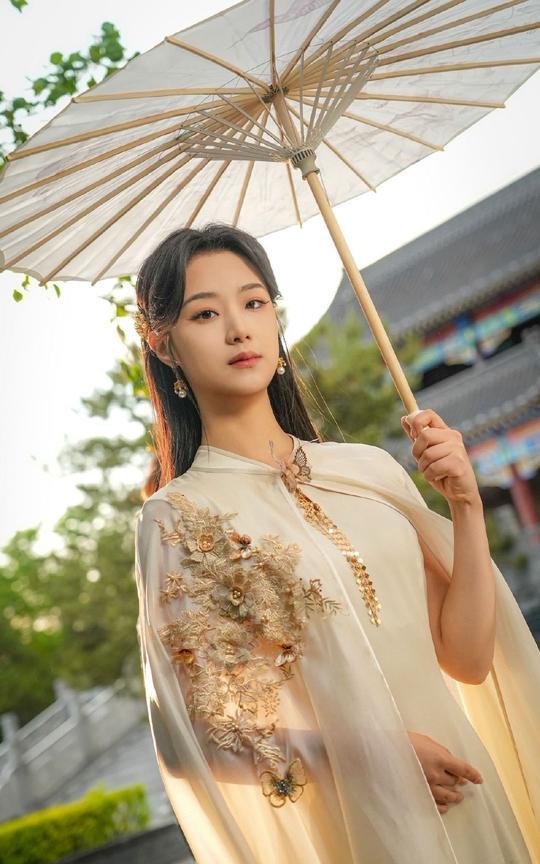 #云渺3王小亿旗袍伞造型 直接美出三界#谁懂啊！大女主的排面从撑伞姿势就能直接拉