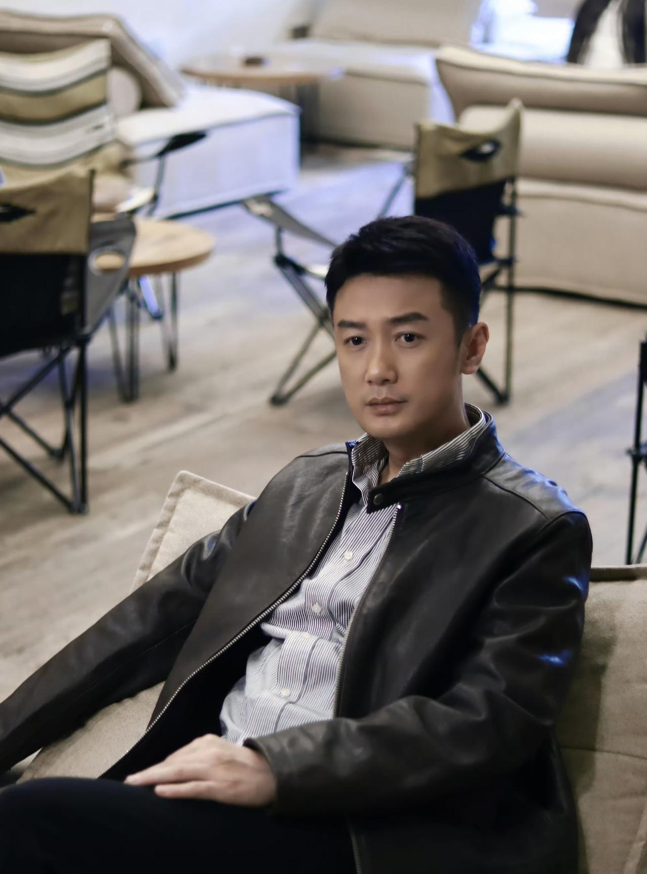 《灼灼韶华》褚韶中真的会打感情牌，曾经是是主持人转型当演员，演技自然醇厚。
在剧