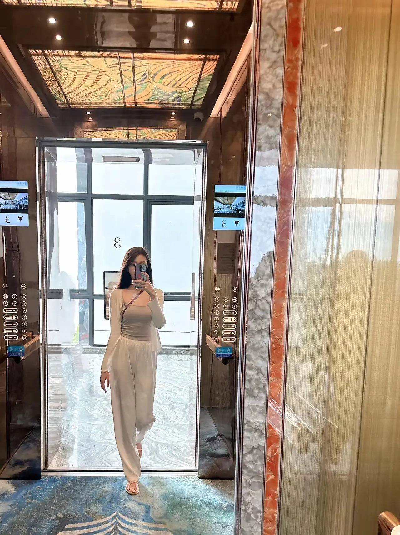 电梯里拍的自拍，感觉自己又是小仙女