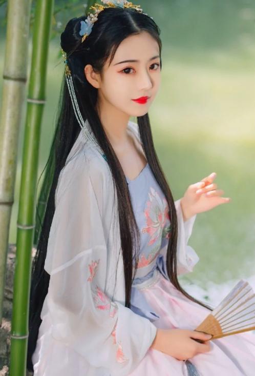 1617年，徐霞客偷偷宠幸了发妻侍女周氏，并怀了身孕。谁料，待徐霞客云游回家时，
