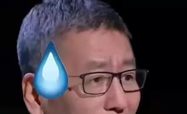 白岩松踢足球摔倒久久起不来，他不会是躺平了吧？

这时候我们是不是可以问问他