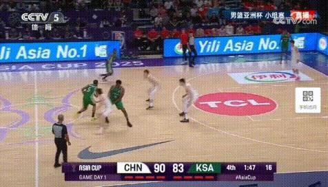 好险——最后时刻篮板被爆，咋不上王俊杰？
最后4分半领先15分啊！上什么3后卫？
