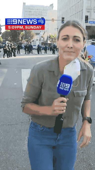 洛杉矶骚乱现场：女记者被橡皮子弹击中！可以看到，澳大利亚第九频道新闻的美国记者劳