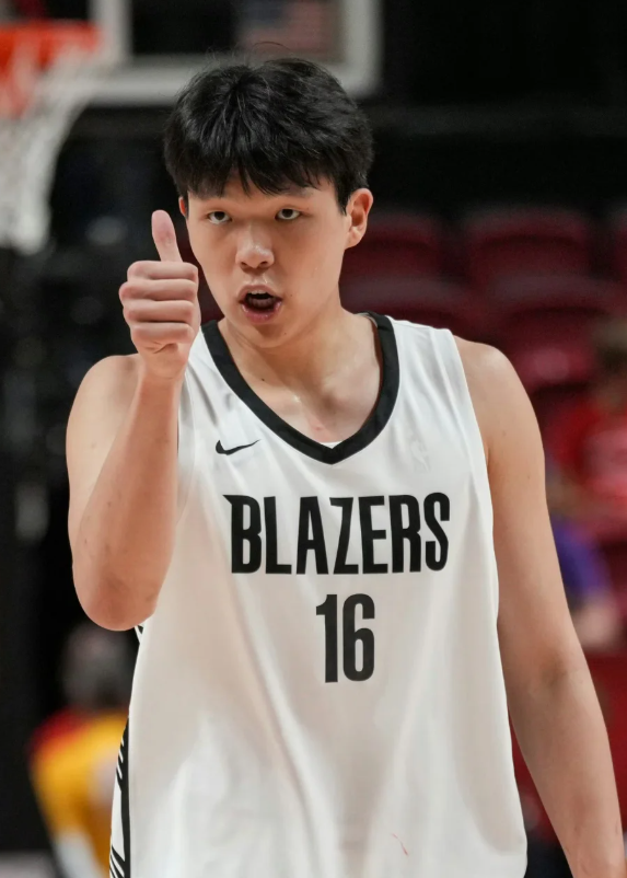 夏联收官战！杨瀚森8分8板5助3盖帽！！！

今天上午NBA夏季联赛，开拓者对阵