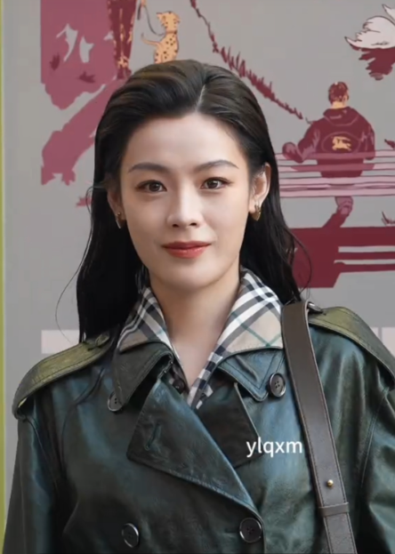 陈丽君又美又飒，这衣服跟好适配