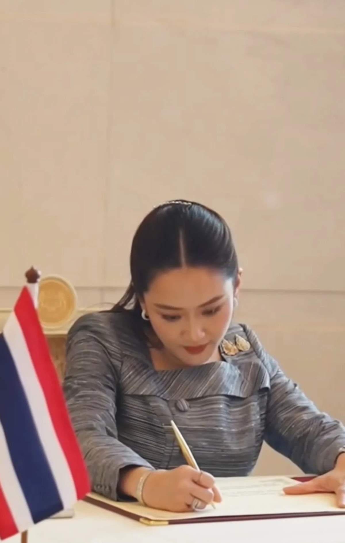 佩通坦悬了 文化部长到头了











佩通坦这次是真栽了！眼瞅着总理