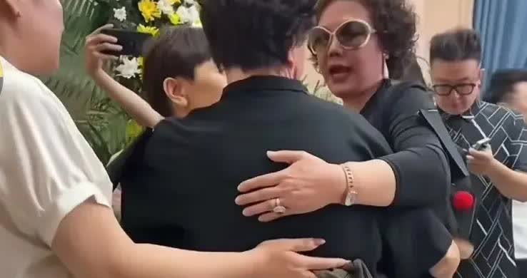 梦真、杨进明、豹哥……他们都参加了杨少华的送别仪式。

甚至郭德纲，凌晨发文