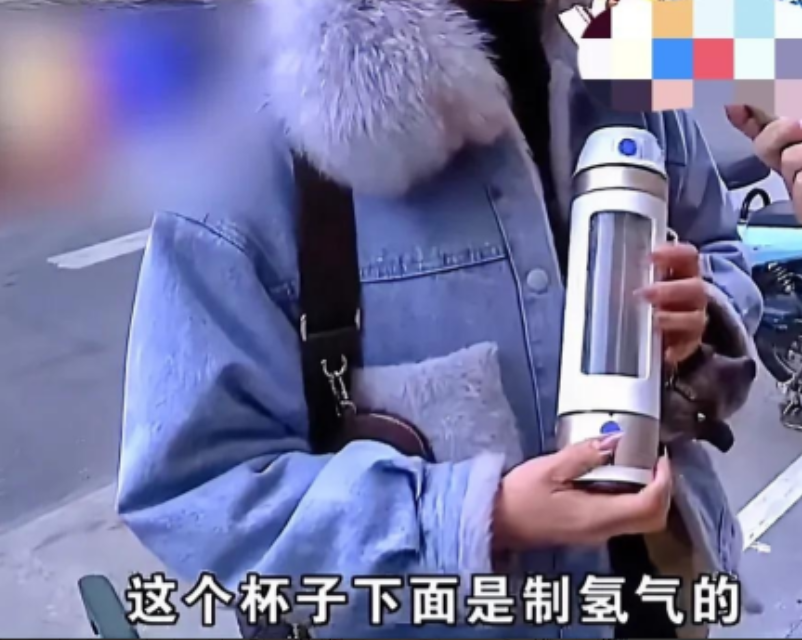白嫖还上瘾了？2023年，杭州一女子外出吃饭，特地掏出4000元的保温杯，让服务