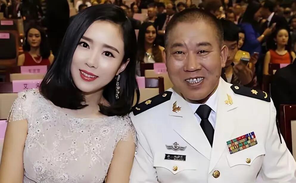可以说杜旭东的颜值是其貌不扬的，但是他的演技却受到了很多人的喜欢，不管是大角色，