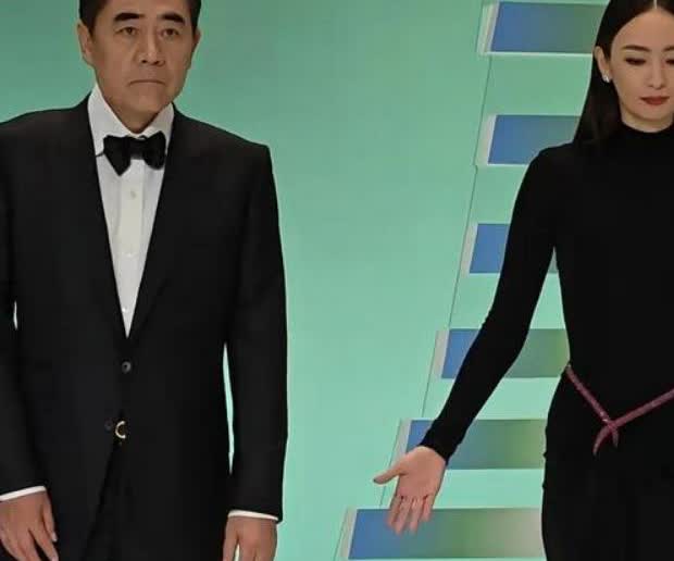 这真是让童谣难忘的一次白玉兰。
本来受邀当评委是一件很开心的事，
谁能想到发