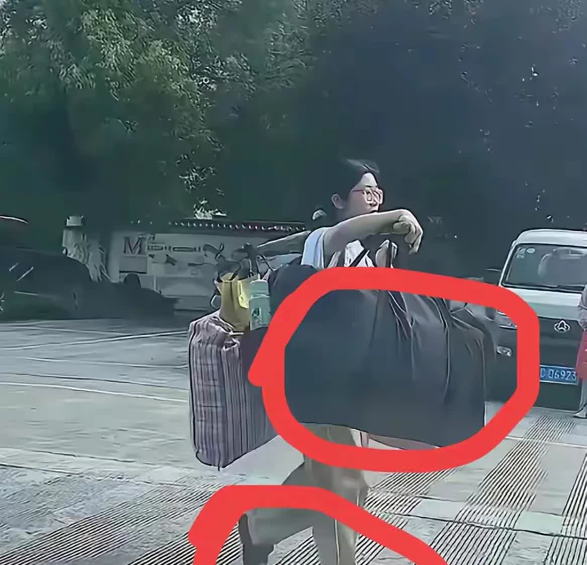 我想对油茶店老板说，

你给桂林女孩提供工作没关系，

但是你怎么能给她