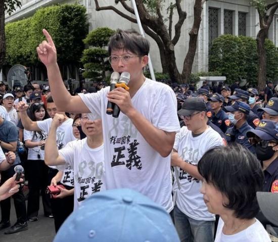 街头与员警爆推挤黄国昌：没放柯文哲誓不甘休
民众党党主席黄国昌今天号召群众司法走