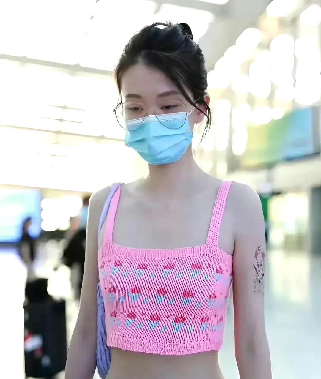 乔欣机场杀疯了！粉吊带勒出傲人曲线，皮肤白到反光，口罩难掩甜笑，大步流星超带感，