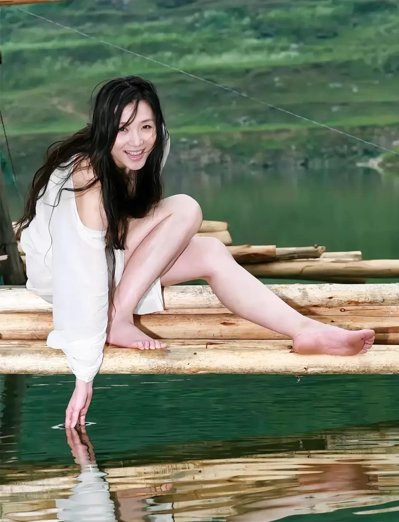 阿朵，身高166cm，亭亭玉立于河畔，轻盈地在河边戏水，阳光洒在她身上，波光粼粼