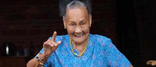 [中国赞]2015年，湖南一位103岁的老人独自看病，可医生在看到老人身上的伤口