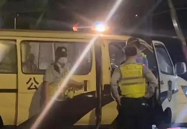 “人大代表可以喝酒！”？
深夜的广州街头，一名叫王莉的女子驾车时遭遇交警夜查酒